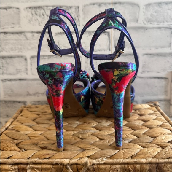 SOLD!!! Women’s Gianni Bini vibrant floral strappy prep toe heels size 6.5 - Picture 6 of 6